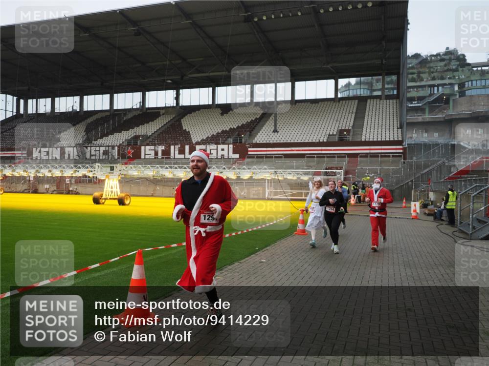07.12.2025 - St. Pauli X-Mass-Run No. 15 Fabian Wolf http://msf.ph/oto/9414229 07.12.2025 11:21:54 Ziel 1284, 1297, 1775, 1779, 1904, 1939 meine-sportfotos.de