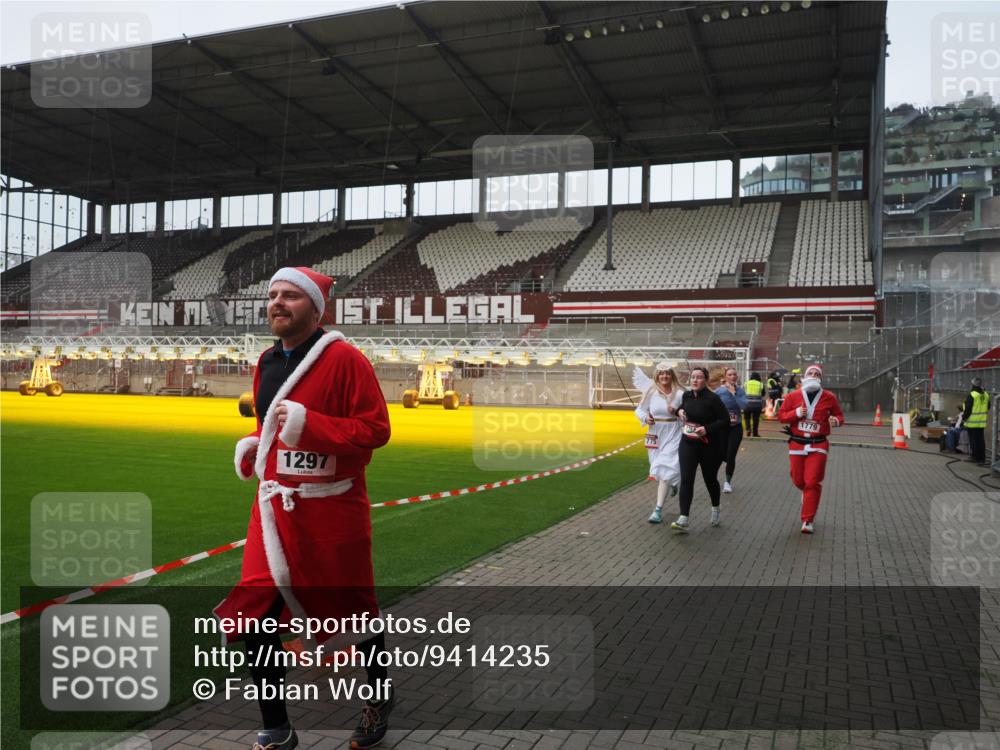 07.12.2025 - St. Pauli X-Mass-Run No. 15 Fabian Wolf http://msf.ph/oto/9414235 07.12.2025 11:21:55 Ziel 1284, 1297, 1775, 1779, 1904, 1939 meine-sportfotos.de