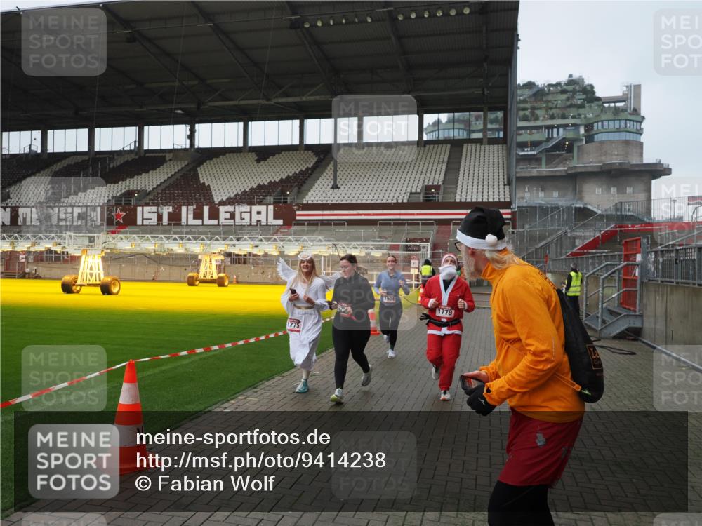 07.12.2025 - St. Pauli X-Mass-Run No. 15 Fabian Wolf http://msf.ph/oto/9414238 07.12.2025 11:21:56 Ziel 1284, 1297, 1775, 1779, 1904, 1939 meine-sportfotos.de