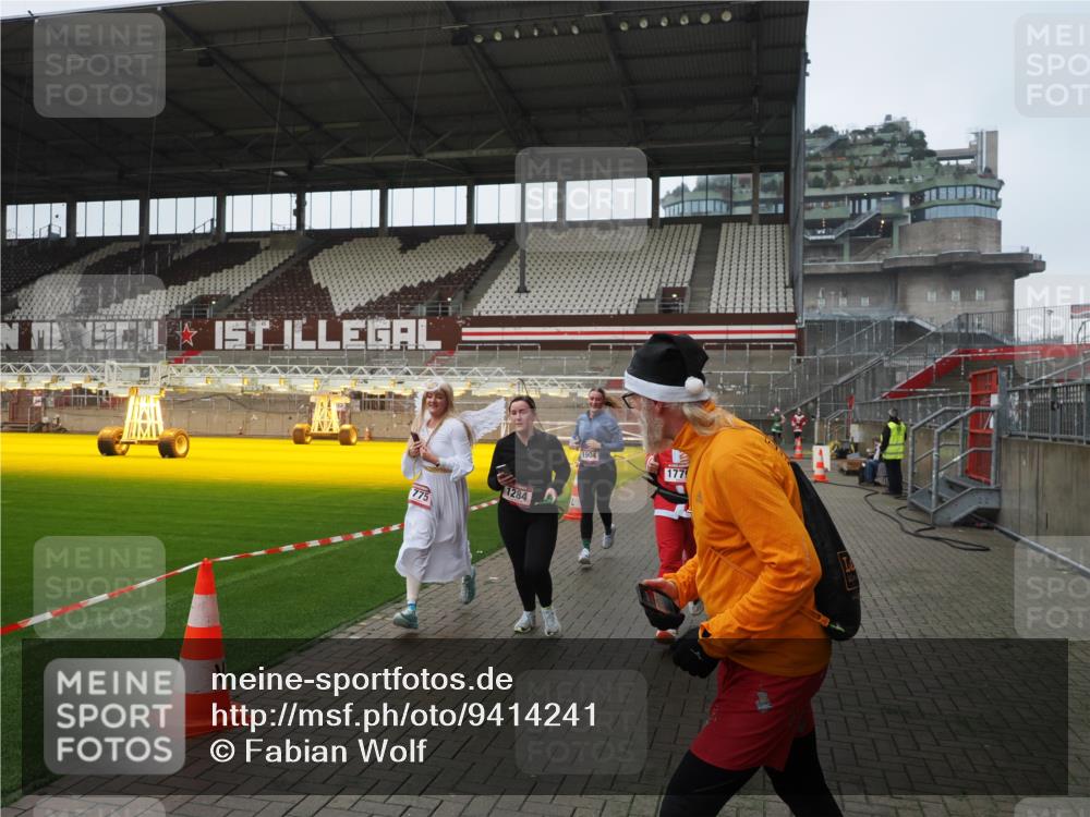 07.12.2025 - St. Pauli X-Mass-Run No. 15 Fabian Wolf http://msf.ph/oto/9414241 07.12.2025 11:21:56 Ziel 1284, 1297, 1775, 1779, 1904, 1939 meine-sportfotos.de