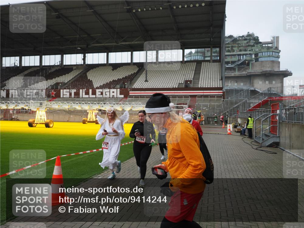 07.12.2025 - St. Pauli X-Mass-Run No. 15 Fabian Wolf http://msf.ph/oto/9414244 07.12.2025 11:21:56 Ziel 1284, 1297, 1775, 1779, 1904, 1939 meine-sportfotos.de