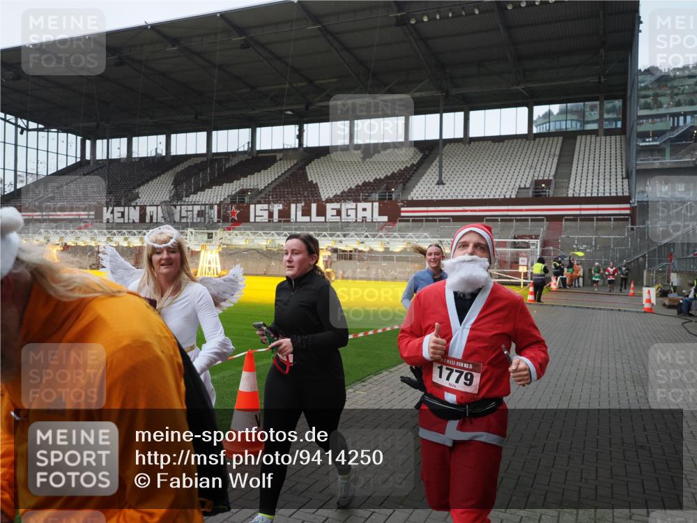 07.12.2025 - St. Pauli X-Mass-Run No. 15 Fabian Wolf http://msf.ph/oto/9414250 07.12.2025 11:21:57 Ziel 1284, 1297, 1775, 1779, 1904 meine-sportfotos.de
