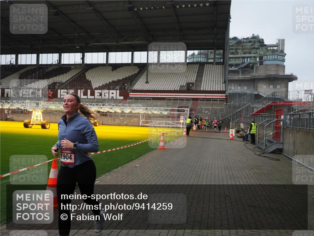 07.12.2025 - St. Pauli X-Mass-Run No. 15 Fabian Wolf http://msf.ph/oto/9414259 07.12.2025 11:21:58 Ziel 1284, 1297, 1775, 1779, 1904 meine-sportfotos.de