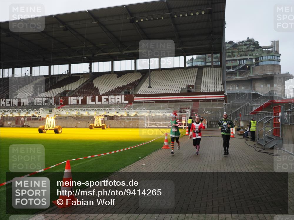 07.12.2025 - St. Pauli X-Mass-Run No. 15 Fabian Wolf http://msf.ph/oto/9414265 07.12.2025 11:22:04 Ziel 1284, 1297, 1775, 1779, 1904, 3474, 3475, 3820, 3821 meine-sportfotos.de