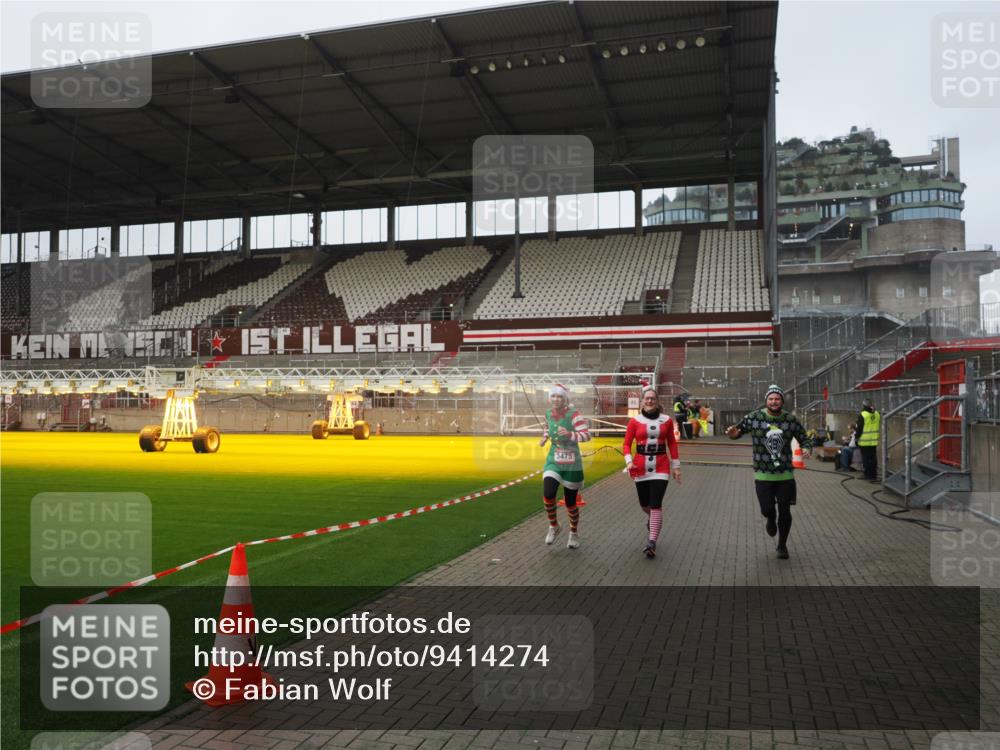 07.12.2025 - St. Pauli X-Mass-Run No. 15 Fabian Wolf http://msf.ph/oto/9414274 07.12.2025 11:22:05 Ziel 1284, 1297, 1775, 1779, 1904, 3474, 3475, 3820, 3821 meine-sportfotos.de