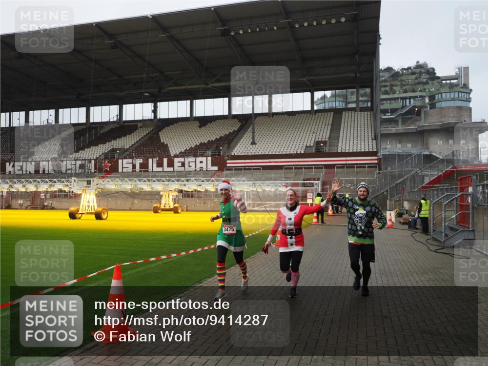 07.12.2025 - St. Pauli X-Mass-Run No. 15 Fabian Wolf http://msf.ph/oto/9414287 07.12.2025 11:22:06 Ziel 1284, 1297, 1775, 1779, 1904, 3474, 3475, 3820, 3821 meine-sportfotos.de