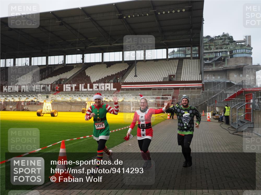 07.12.2025 - St. Pauli X-Mass-Run No. 15 Fabian Wolf http://msf.ph/oto/9414293 07.12.2025 11:22:06 Ziel 1284, 1297, 1775, 1779, 1904, 3474, 3475, 3820, 3821 meine-sportfotos.de