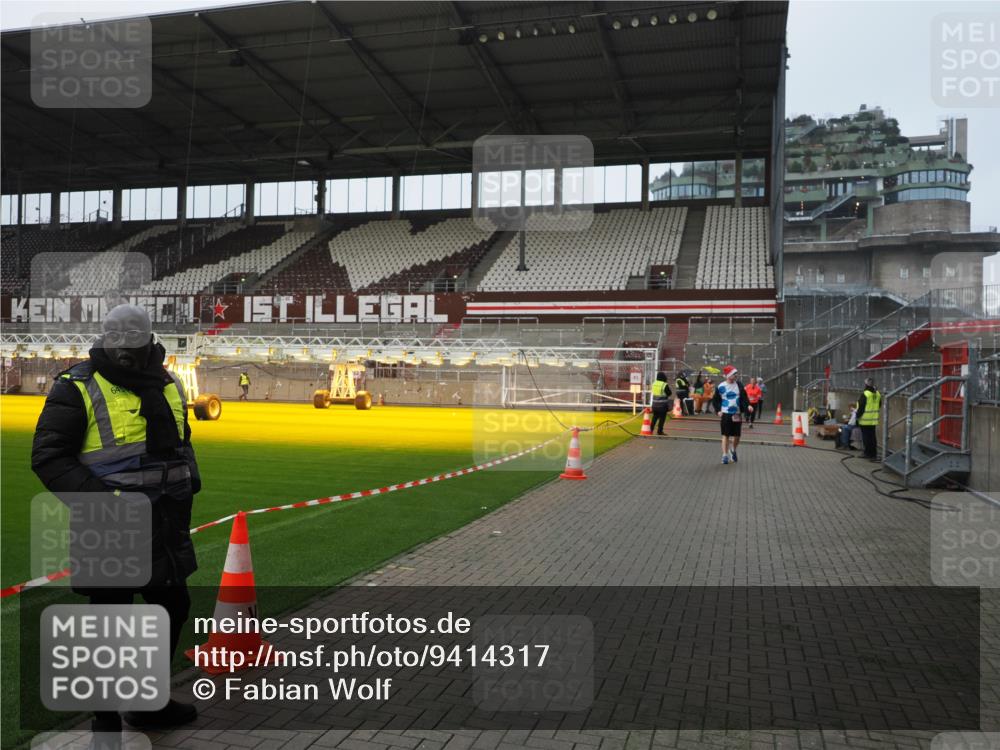 07.12.2025 - St. Pauli X-Mass-Run No. 15 Fabian Wolf http://msf.ph/oto/9414317 07.12.2025 11:22:20 Ziel 2812, 3474, 3475, 3820, 3821 meine-sportfotos.de