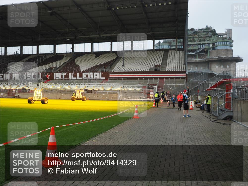 07.12.2025 - St. Pauli X-Mass-Run No. 15 Fabian Wolf http://msf.ph/oto/9414329 07.12.2025 11:22:23 Ziel 2550, 2557, 2812, 2985, 3127 meine-sportfotos.de