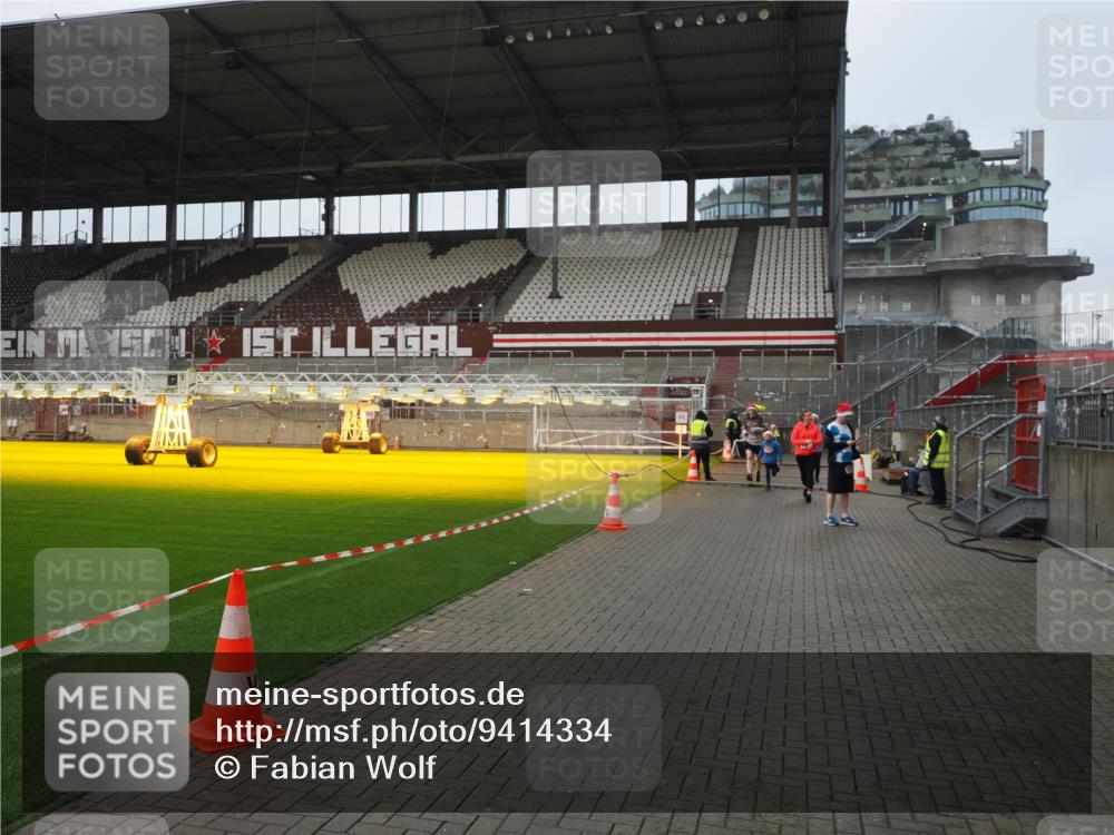 07.12.2025 - St. Pauli X-Mass-Run No. 15 Fabian Wolf http://msf.ph/oto/9414334 07.12.2025 11:22:23 Ziel 2550, 2557, 2812, 2985, 3127 meine-sportfotos.de