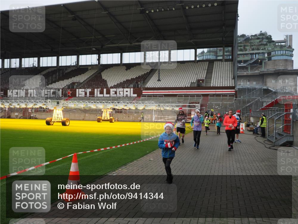 07.12.2025 - St. Pauli X-Mass-Run No. 15 Fabian Wolf http://msf.ph/oto/9414344 07.12.2025 11:22:28 Ziel 1349, 1391, 1431, 2550, 2557, 2812, 2985, 3127 meine-sportfotos.de