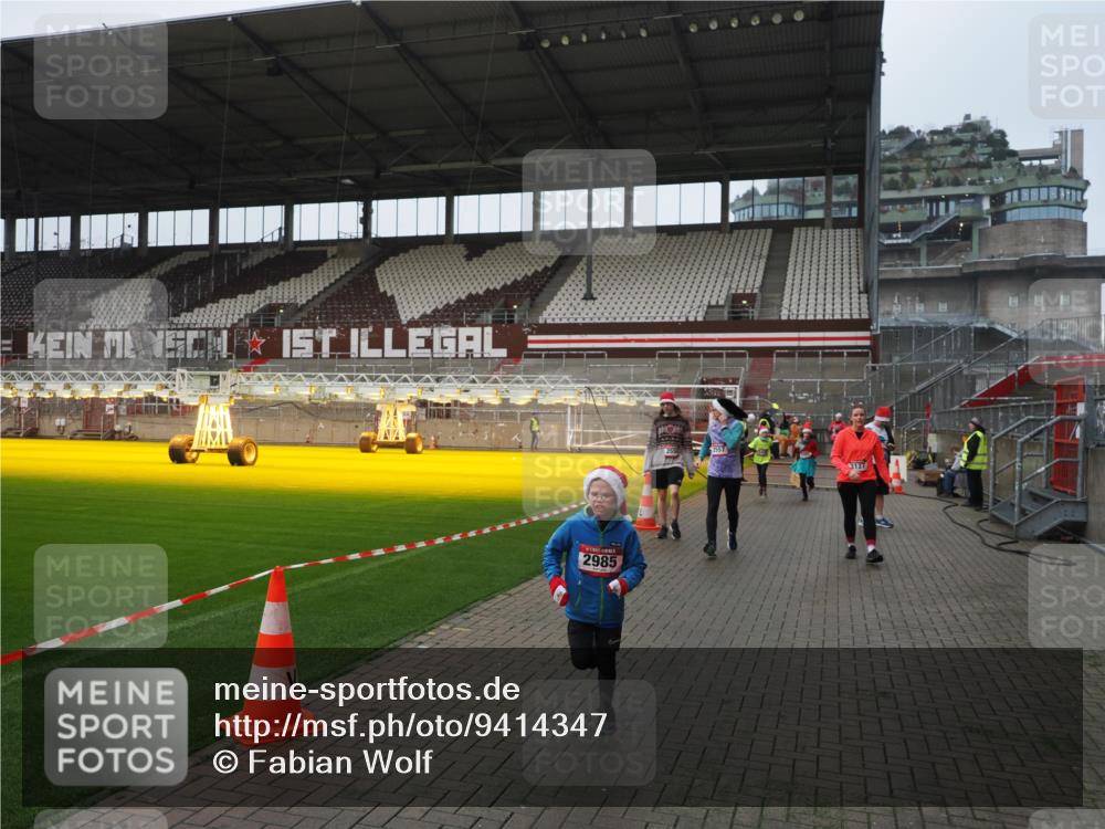 07.12.2025 - St. Pauli X-Mass-Run No. 15 Fabian Wolf http://msf.ph/oto/9414347 07.12.2025 11:22:28 Ziel 1349, 1391, 1431, 2550, 2557, 2812, 2985, 3127 meine-sportfotos.de