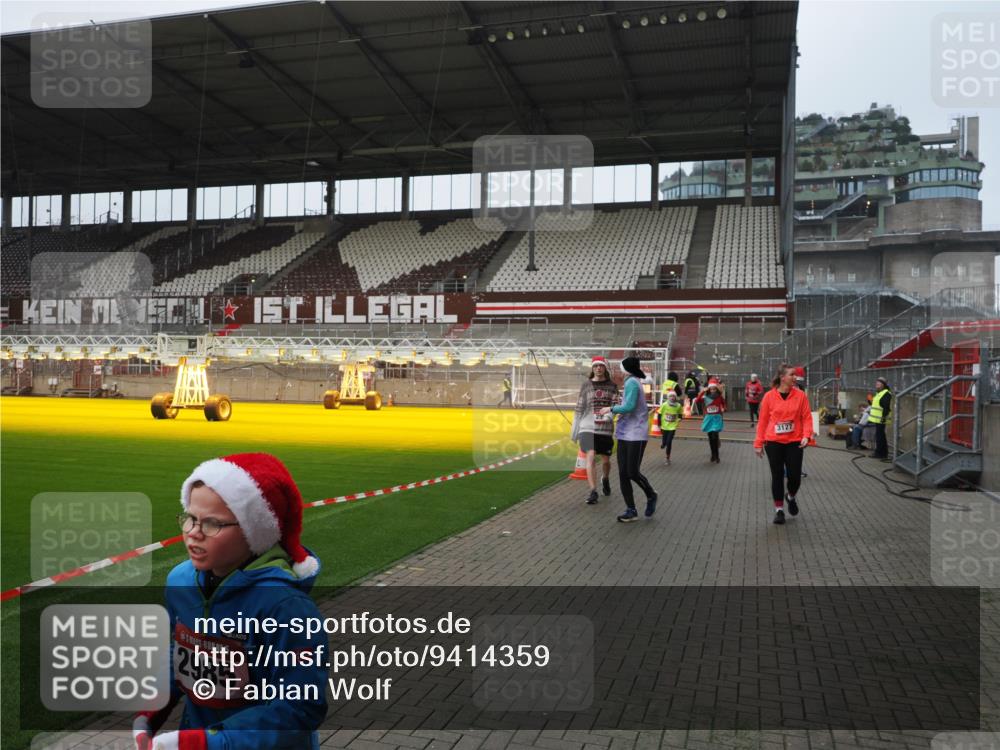 07.12.2025 - St. Pauli X-Mass-Run No. 15 Fabian Wolf http://msf.ph/oto/9414359 07.12.2025 11:22:29 Ziel 1349, 1391, 1431, 2550, 2557, 2812, 2985, 3127 meine-sportfotos.de