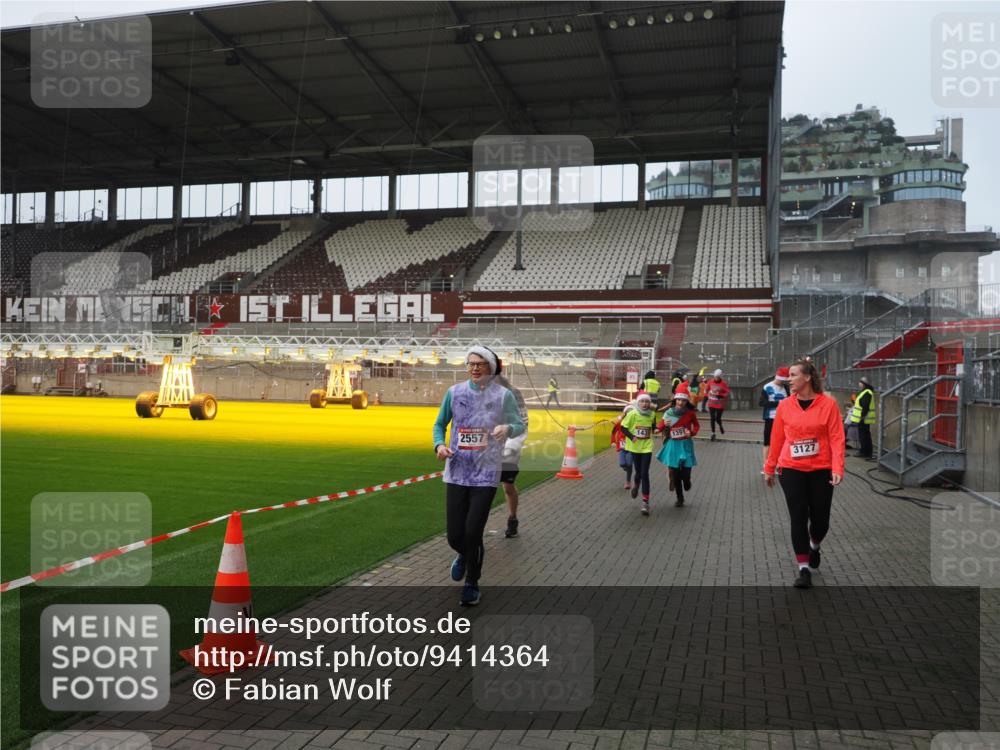 07.12.2025 - St. Pauli X-Mass-Run No. 15 Fabian Wolf http://msf.ph/oto/9414364 07.12.2025 11:22:31 Ziel 520, 1349, 1391, 1431, 2550, 2557, 2812, 2985, 3127 meine-sportfotos.de