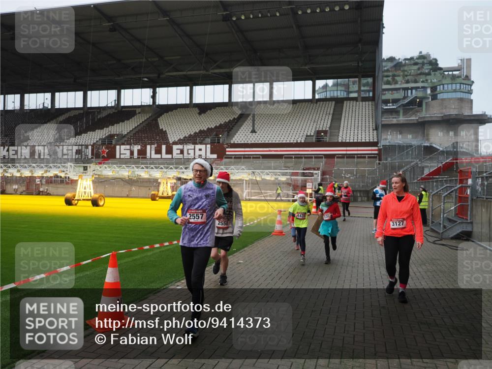 07.12.2025 - St. Pauli X-Mass-Run No. 15 Fabian Wolf http://msf.ph/oto/9414373 07.12.2025 11:22:31 Ziel 520, 1349, 1391, 1431, 2550, 2557, 2812, 2985, 3127 meine-sportfotos.de