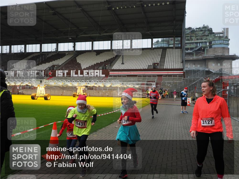 07.12.2025 - St. Pauli X-Mass-Run No. 15 Fabian Wolf http://msf.ph/oto/9414404 07.12.2025 11:22:33 Ziel 520, 1349, 1391, 1431, 2550, 2557, 2812, 2985, 3127 meine-sportfotos.de