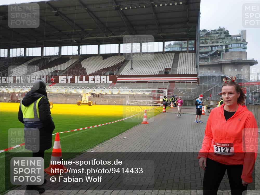 07.12.2025 - St. Pauli X-Mass-Run No. 15 Fabian Wolf http://msf.ph/oto/9414433 07.12.2025 11:22:36 Ziel 520, 1018, 1349, 1391, 1431, 2550, 2557, 2985, 3127 meine-sportfotos.de