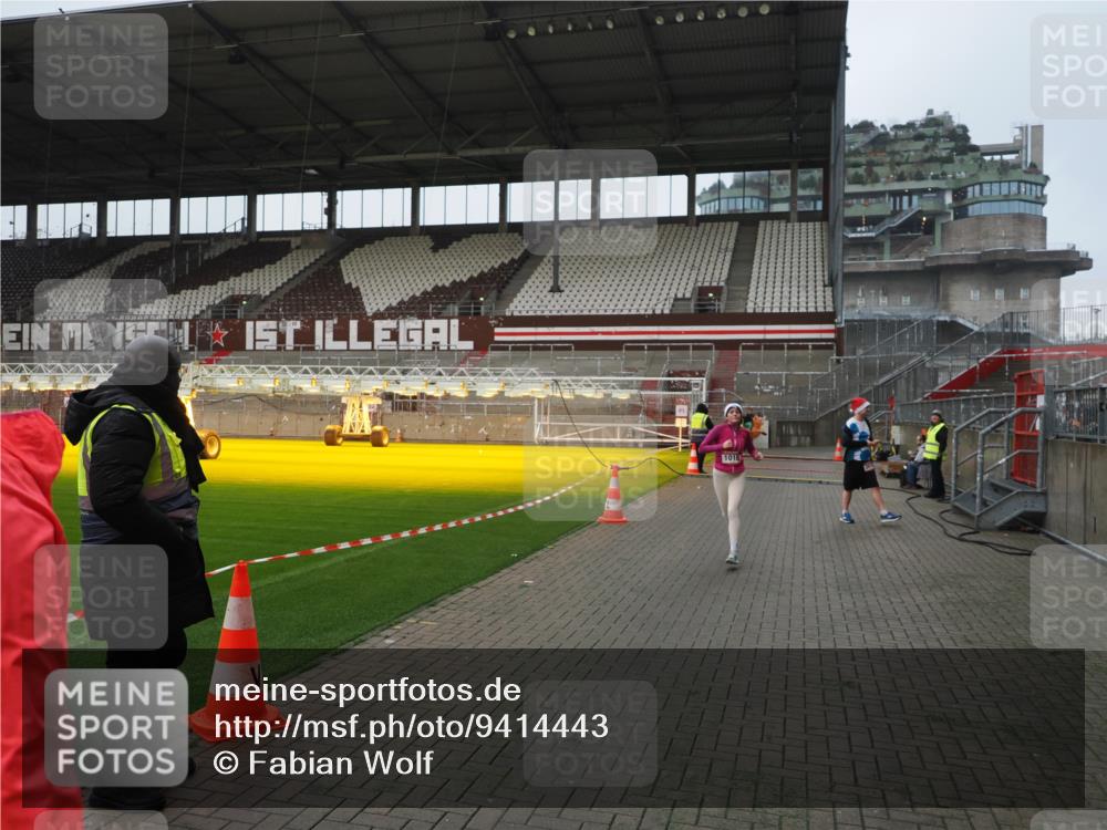 07.12.2025 - St. Pauli X-Mass-Run No. 15 Fabian Wolf http://msf.ph/oto/9414443 07.12.2025 11:22:37 Ziel 520, 1018, 1349, 1391, 1431, 2550, 2557, 2985, 3127 meine-sportfotos.de