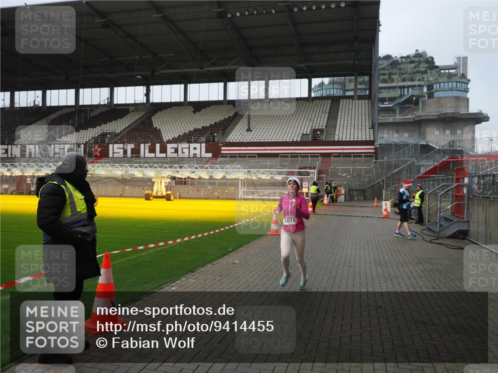 07.12.2025 - St. Pauli X-Mass-Run No. 15 Fabian Wolf http://msf.ph/oto/9414455 07.12.2025 11:22:38 Ziel 520, 1018, 1349, 1391, 1431, 2550, 2557, 2985, 3127 meine-sportfotos.de