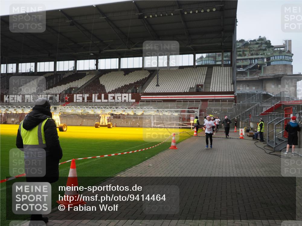 07.12.2025 - St. Pauli X-Mass-Run No. 15 Fabian Wolf http://msf.ph/oto/9414464 07.12.2025 11:23:02 Ziel 2023, 4249, 4824 meine-sportfotos.de