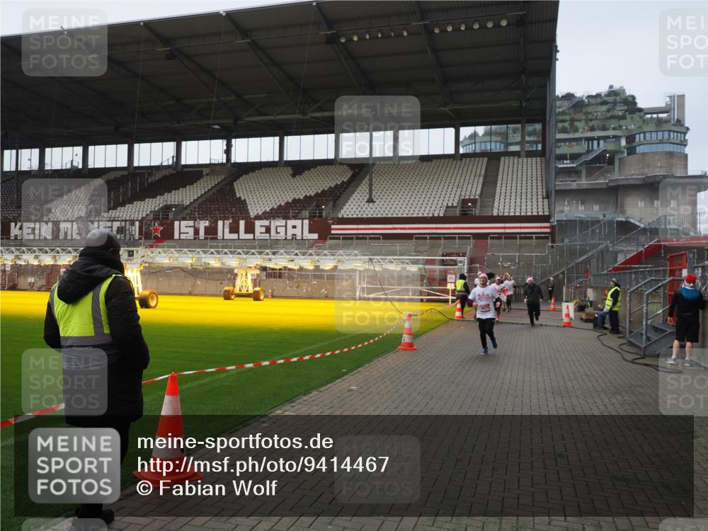 07.12.2025 - St. Pauli X-Mass-Run No. 15 Fabian Wolf http://msf.ph/oto/9414467 07.12.2025 11:23:02 Ziel 2023, 4249, 4824 meine-sportfotos.de