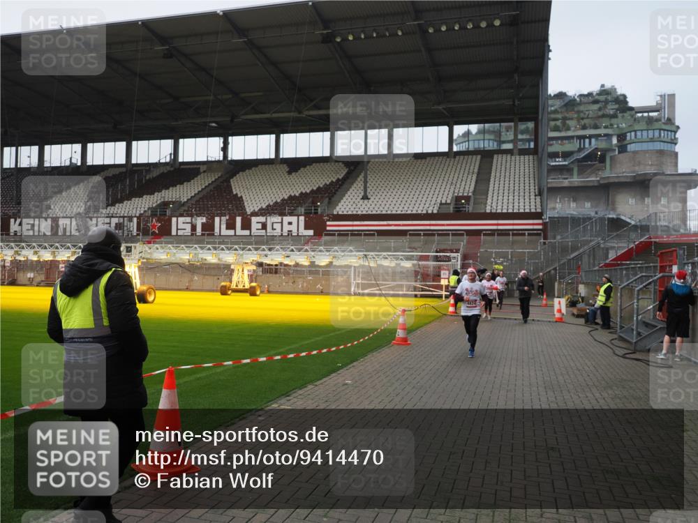 07.12.2025 - St. Pauli X-Mass-Run No. 15 Fabian Wolf http://msf.ph/oto/9414470 07.12.2025 11:23:02 Ziel 2023, 4249, 4824 meine-sportfotos.de