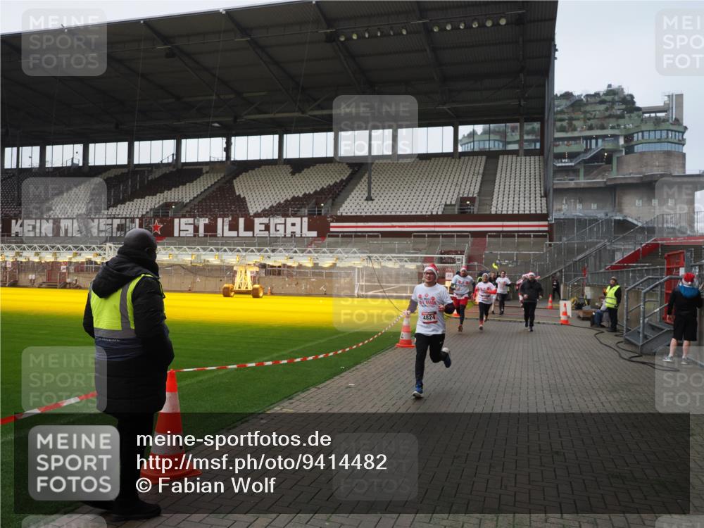 07.12.2025 - St. Pauli X-Mass-Run No. 15 Fabian Wolf http://msf.ph/oto/9414482 07.12.2025 11:23:03 Ziel 69, 2023, 2373, 4249, 4824 meine-sportfotos.de