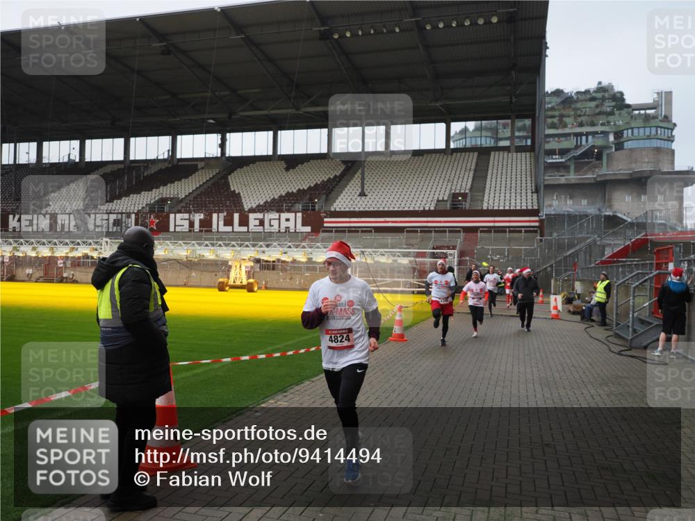 07.12.2025 - St. Pauli X-Mass-Run No. 15 Fabian Wolf http://msf.ph/oto/9414494 07.12.2025 11:23:04 Ziel 21, 69, 2023, 2373, 4249, 4824 meine-sportfotos.de