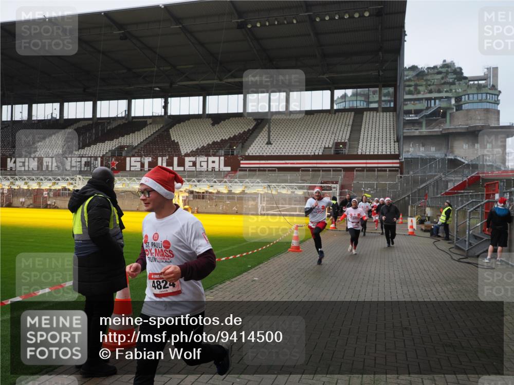 07.12.2025 - St. Pauli X-Mass-Run No. 15 Fabian Wolf http://msf.ph/oto/9414500 07.12.2025 11:23:04 Ziel 21, 69, 2023, 2373, 4249, 4824 meine-sportfotos.de