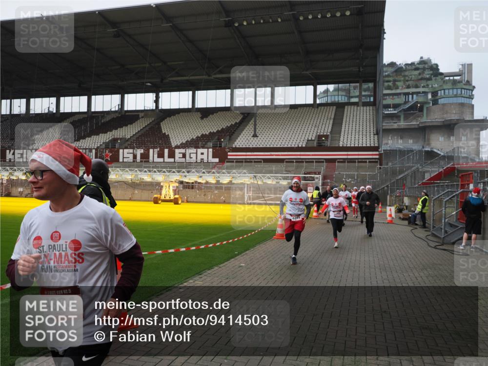 07.12.2025 - St. Pauli X-Mass-Run No. 15 Fabian Wolf http://msf.ph/oto/9414503 07.12.2025 11:23:05 Ziel 21, 69, 2023, 2373, 4249, 4824 meine-sportfotos.de