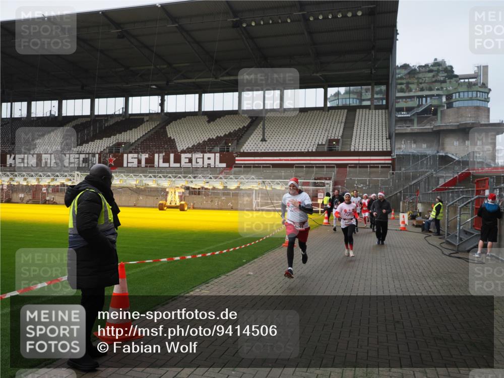 07.12.2025 - St. Pauli X-Mass-Run No. 15 Fabian Wolf http://msf.ph/oto/9414506 07.12.2025 11:23:05 Ziel 21, 69, 2023, 2373, 4249, 4824 meine-sportfotos.de