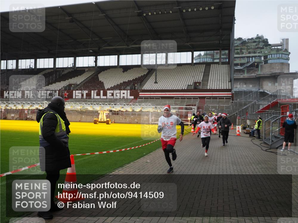 07.12.2025 - St. Pauli X-Mass-Run No. 15 Fabian Wolf http://msf.ph/oto/9414509 07.12.2025 11:23:05 Ziel 21, 69, 2023, 2373, 4249, 4824 meine-sportfotos.de