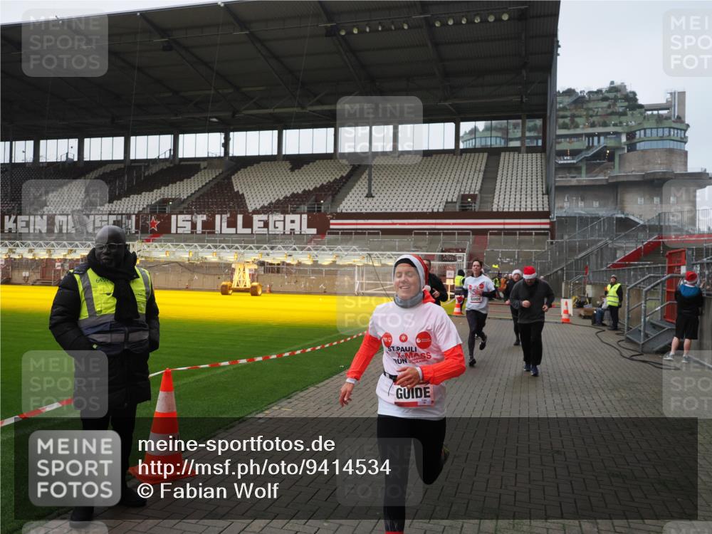 07.12.2025 - St. Pauli X-Mass-Run No. 15 Fabian Wolf http://msf.ph/oto/9414534 07.12.2025 11:23:07 Ziel 21, 69, 2023, 2373, 4249, 4824 meine-sportfotos.de