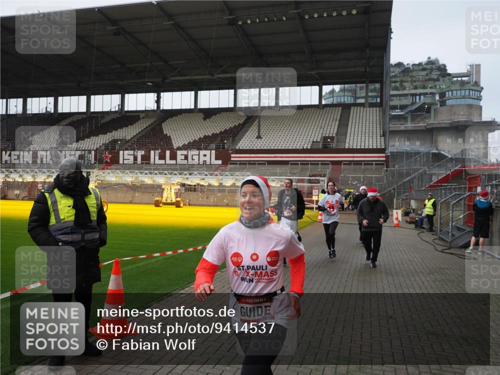 07.12.2025 - St. Pauli X-Mass-Run No. 15 Fabian Wolf http://msf.ph/oto/9414537 07.12.2025 11:23:07 Ziel 21, 69, 2023, 2373, 4249, 4824 meine-sportfotos.de