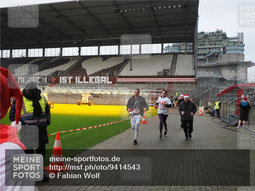 07.12.2025 - St. Pauli X-Mass-Run No. 15 Fabian Wolf http://msf.ph/oto/9414543 07.12.2025 11:23:07 Ziel 21, 69, 2023, 2373, 4249, 4824 meine-sportfotos.de