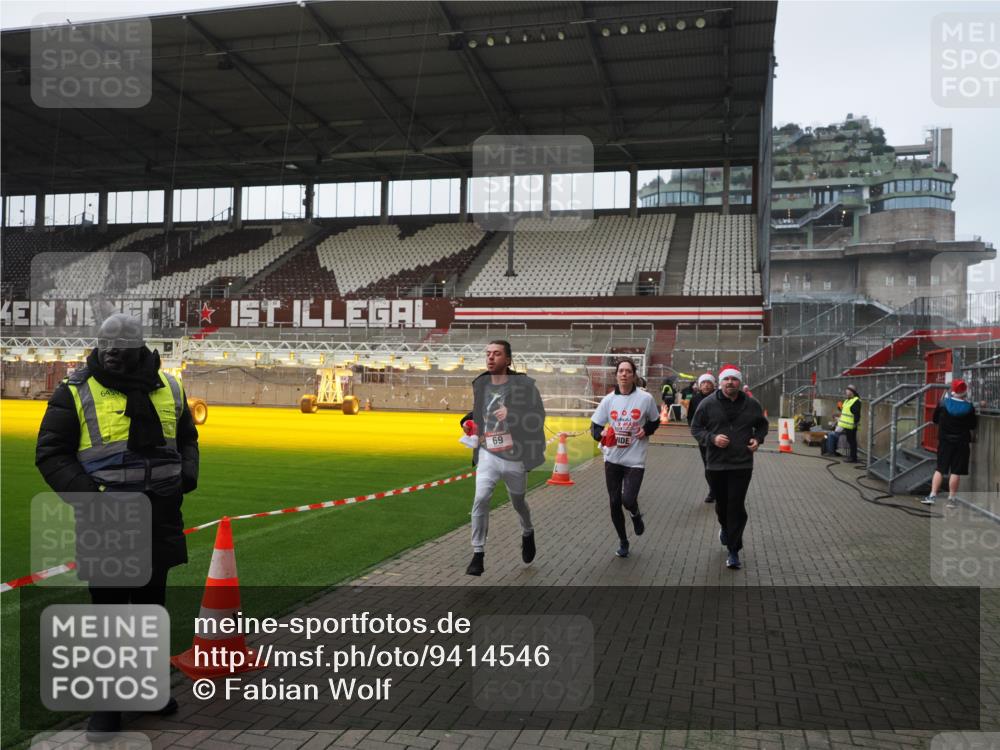 07.12.2025 - St. Pauli X-Mass-Run No. 15 Fabian Wolf http://msf.ph/oto/9414546 07.12.2025 11:23:07 Ziel 21, 69, 2023, 2373, 4249, 4824 meine-sportfotos.de