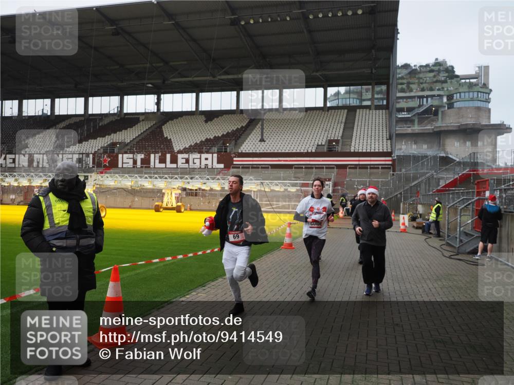 07.12.2025 - St. Pauli X-Mass-Run No. 15 Fabian Wolf http://msf.ph/oto/9414549 07.12.2025 11:23:08 Ziel 21, 69, 2023, 2373, 4249, 4824 meine-sportfotos.de