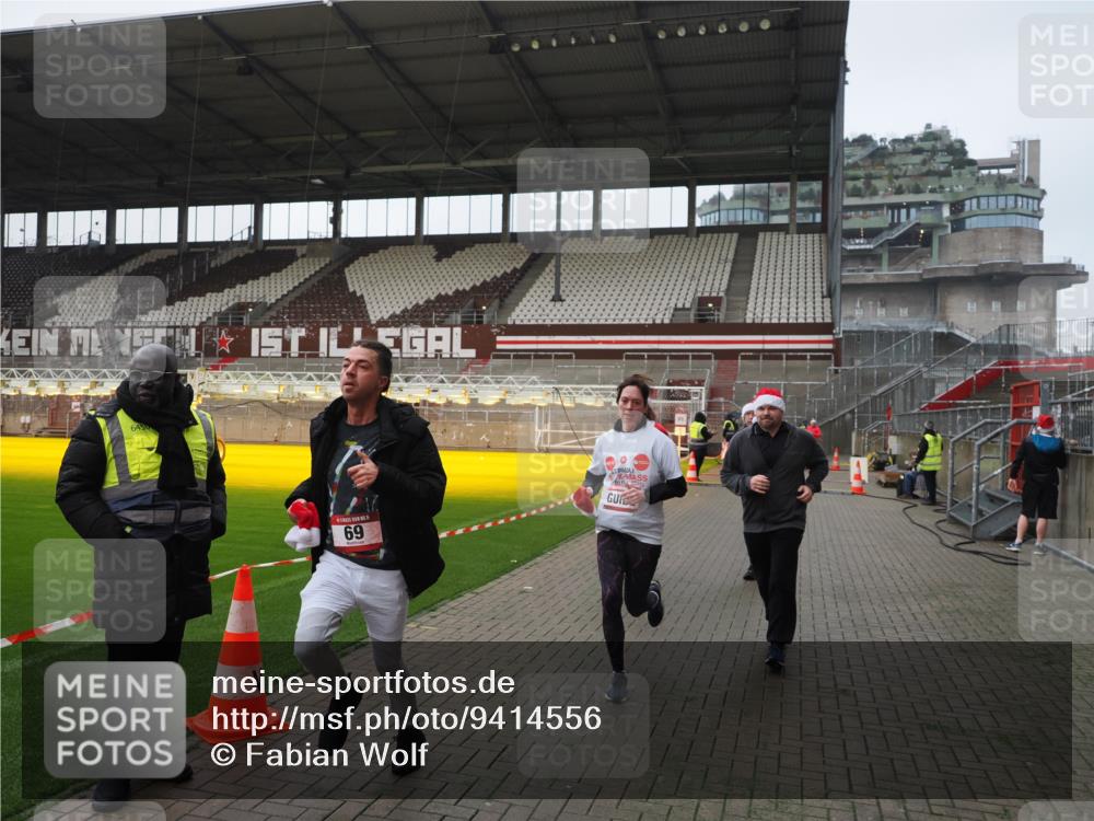 07.12.2025 - St. Pauli X-Mass-Run No. 15 Fabian Wolf http://msf.ph/oto/9414556 07.12.2025 11:23:08 Ziel 21, 69, 2023, 2373, 4249, 4824 meine-sportfotos.de