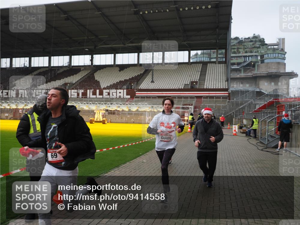 07.12.2025 - St. Pauli X-Mass-Run No. 15 Fabian Wolf http://msf.ph/oto/9414558 07.12.2025 11:23:08 Ziel 21, 69, 2023, 2373, 4249, 4824 meine-sportfotos.de