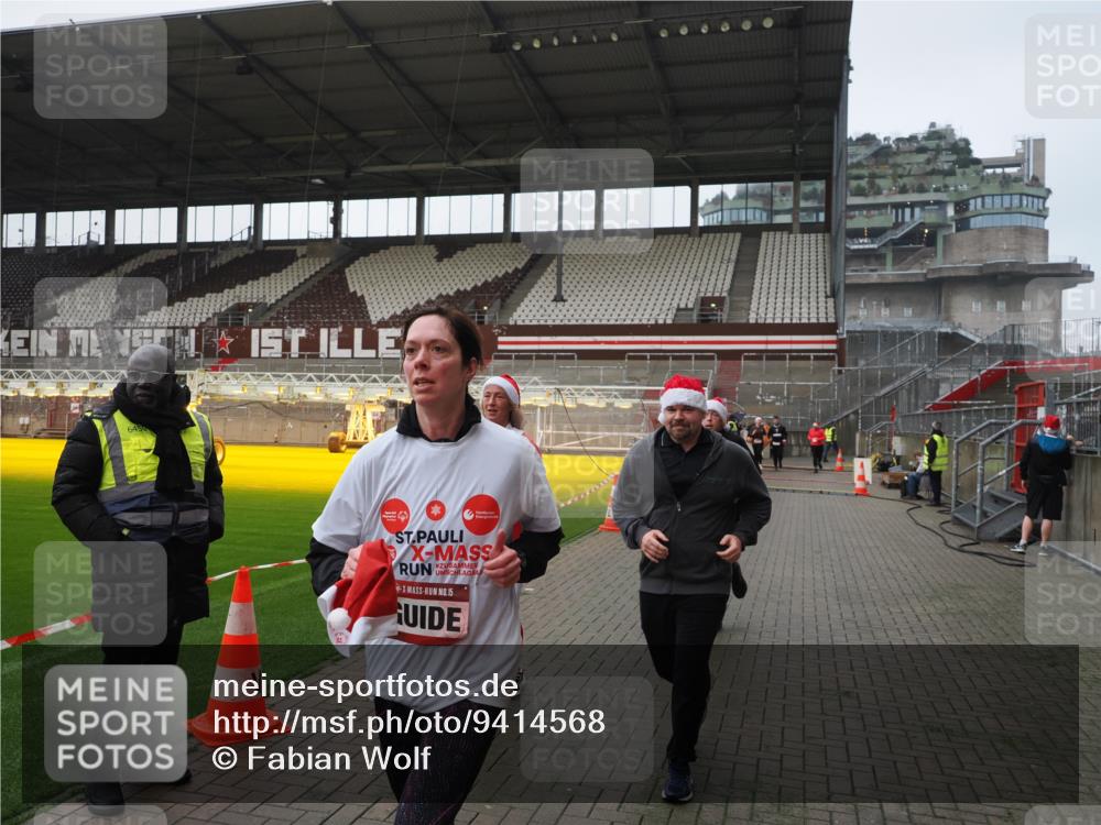 07.12.2025 - St. Pauli X-Mass-Run No. 15 Fabian Wolf http://msf.ph/oto/9414568 07.12.2025 11:23:09 Ziel 21, 69, 2023, 2373, 4249, 4824 meine-sportfotos.de