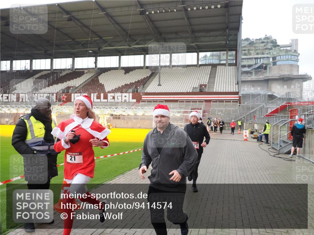 07.12.2025 - St. Pauli X-Mass-Run No. 15 Fabian Wolf http://msf.ph/oto/9414574 07.12.2025 11:23:09 Ziel 21, 69, 2023, 2373, 4249, 4824 meine-sportfotos.de