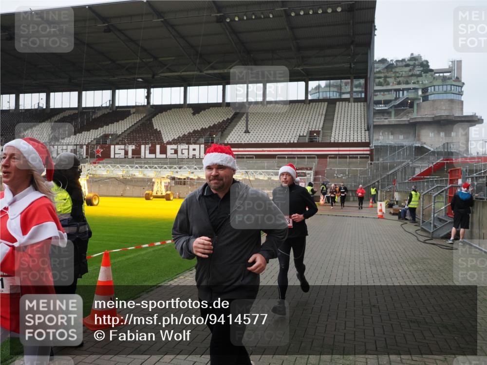 07.12.2025 - St. Pauli X-Mass-Run No. 15 Fabian Wolf http://msf.ph/oto/9414577 07.12.2025 11:23:09 Ziel 21, 69, 2023, 2373, 4249, 4824 meine-sportfotos.de