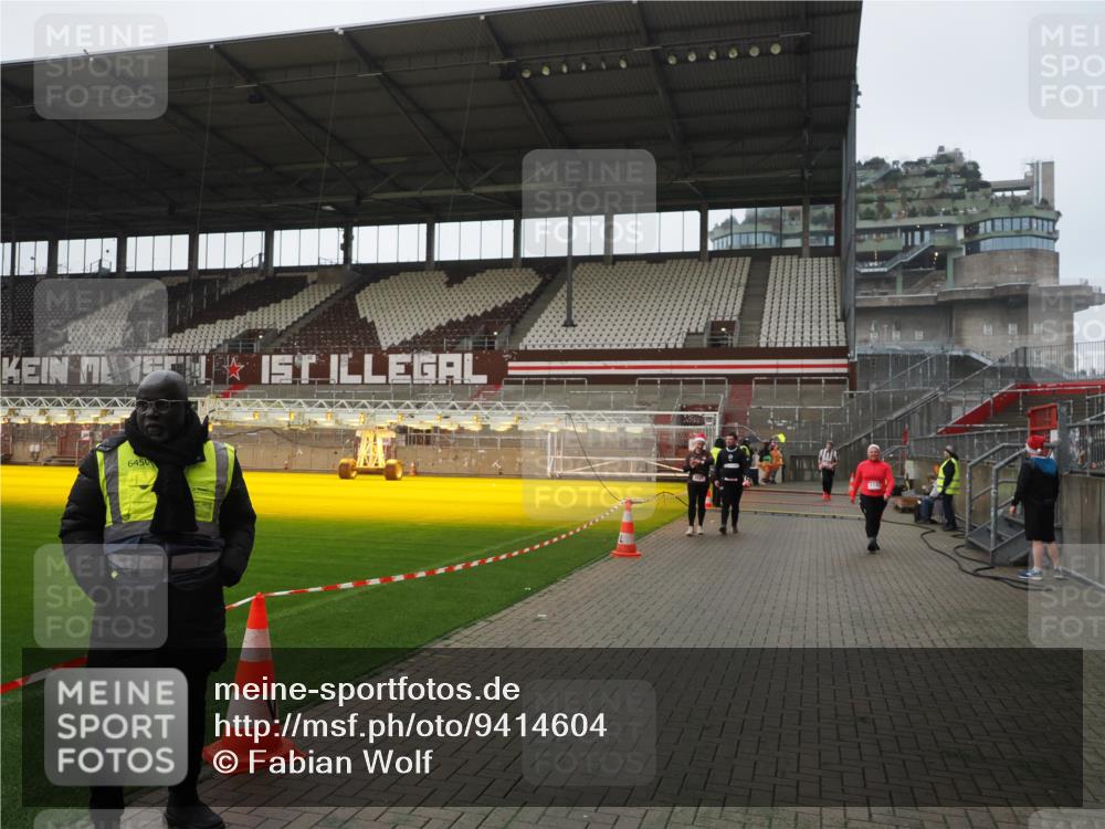 07.12.2025 - St. Pauli X-Mass-Run No. 15 Fabian Wolf http://msf.ph/oto/9414604 07.12.2025 11:23:17 Ziel 21, 69, 714, 1141, 2023, 2373, 2821, 2823, 4249, 4824 meine-sportfotos.de