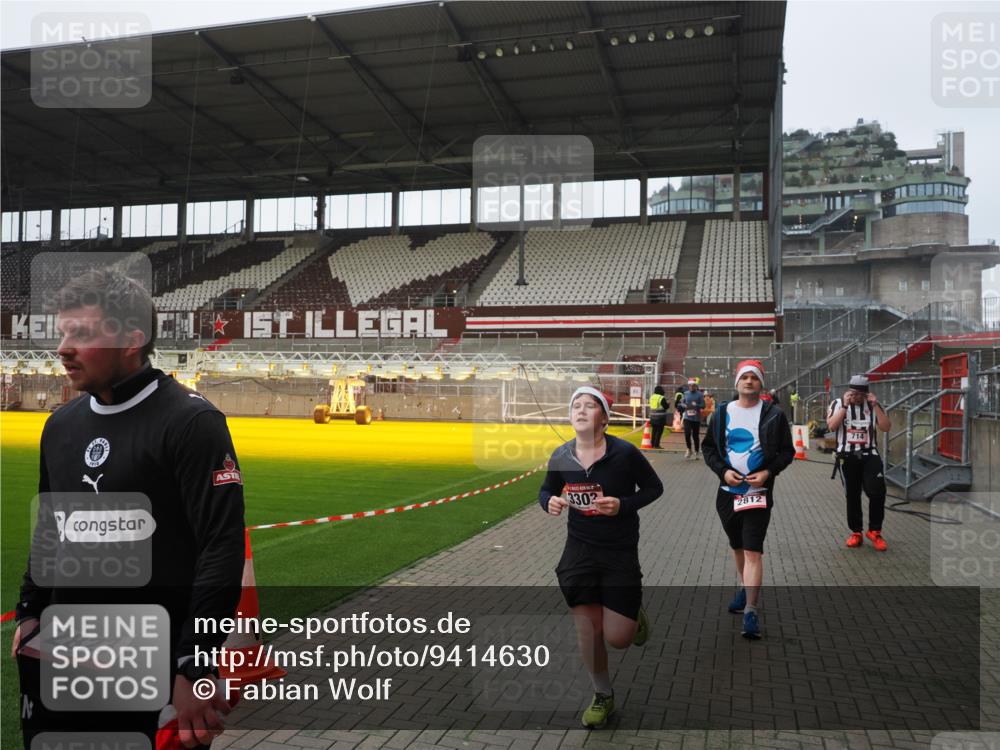 07.12.2025 - St. Pauli X-Mass-Run No. 15 Fabian Wolf http://msf.ph/oto/9414630 07.12.2025 11:23:28 Ziel 714, 1141, 2037, 2821, 2823, 3302, 4648 meine-sportfotos.de