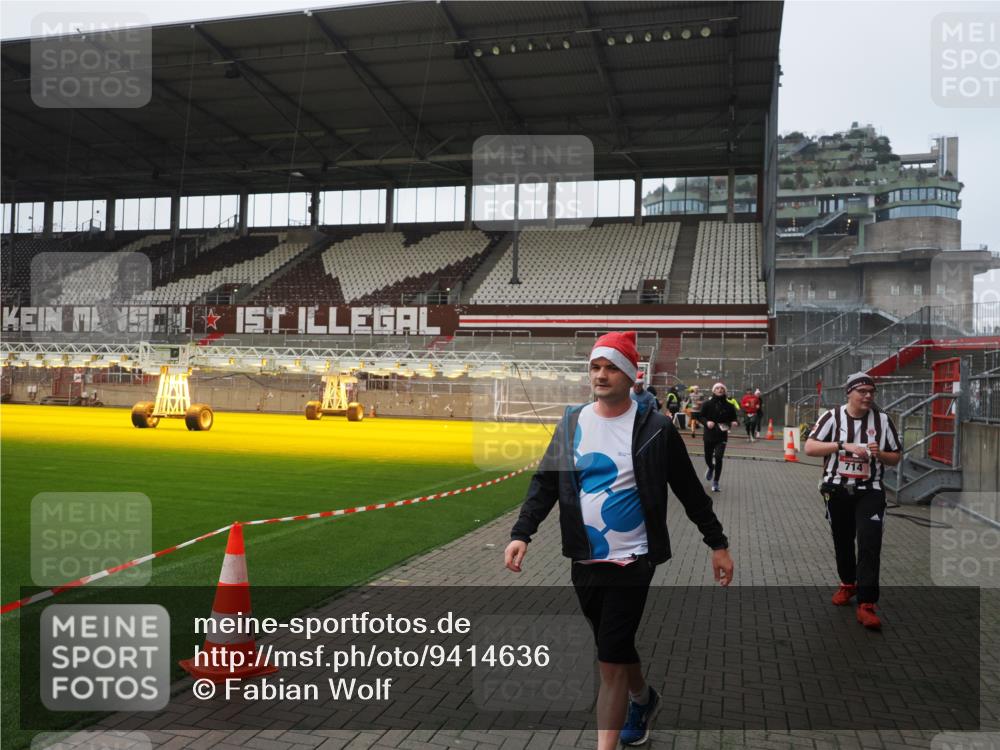 07.12.2025 - St. Pauli X-Mass-Run No. 15 Fabian Wolf http://msf.ph/oto/9414636 07.12.2025 11:23:30 Ziel 714, 1141, 2037, 2821, 2823, 3302, 4648 meine-sportfotos.de