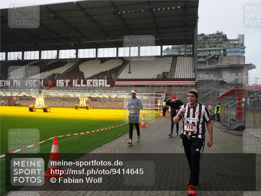 07.12.2025 - St. Pauli X-Mass-Run No. 15 Fabian Wolf http://msf.ph/oto/9414645 07.12.2025 11:23:32 Ziel 714, 2037, 2387, 2389, 2409, 3302, 4648 meine-sportfotos.de