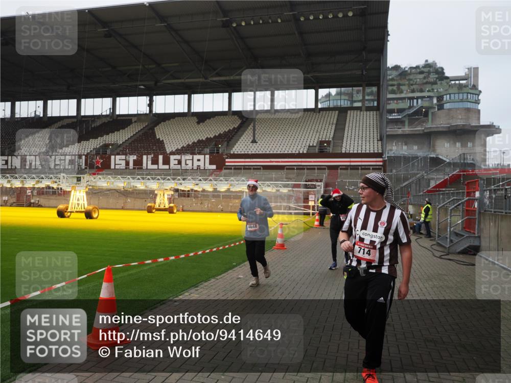 07.12.2025 - St. Pauli X-Mass-Run No. 15 Fabian Wolf http://msf.ph/oto/9414649 07.12.2025 11:23:32 Ziel 714, 2037, 2387, 2389, 2409, 3302, 4648 meine-sportfotos.de