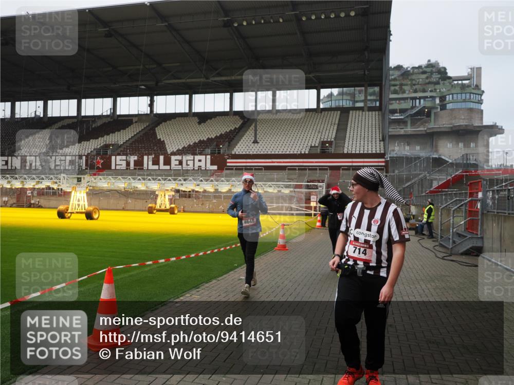 07.12.2025 - St. Pauli X-Mass-Run No. 15 Fabian Wolf http://msf.ph/oto/9414651 07.12.2025 11:23:33 Ziel 714, 2037, 2387, 2389, 2409, 3190, 3191, 3302, 4648 meine-sportfotos.de
