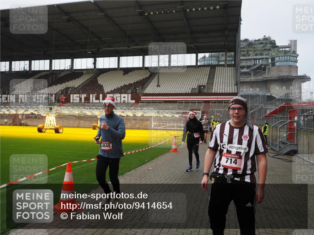 07.12.2025 - St. Pauli X-Mass-Run No. 15 Fabian Wolf http://msf.ph/oto/9414654 07.12.2025 11:23:34 Ziel 714, 2037, 2387, 2389, 2409, 3190, 3191, 3302, 4648 meine-sportfotos.de