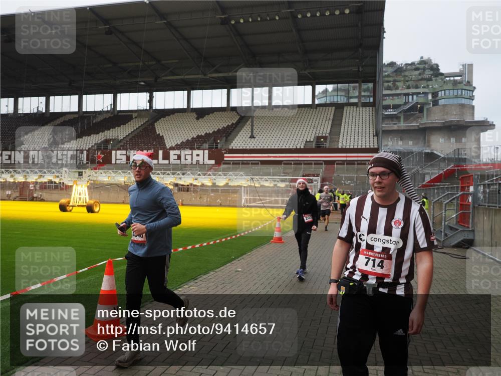 07.12.2025 - St. Pauli X-Mass-Run No. 15 Fabian Wolf http://msf.ph/oto/9414657 07.12.2025 11:23:34 Ziel 714, 2037, 2387, 2389, 2409, 3190, 3191, 3302, 4648 meine-sportfotos.de